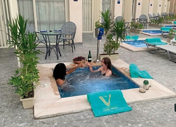 The V Luxury Resort Sahl Hasheesh - Beispiel Terrasse Doppelzimmer Deluxe Jacuzzi (Zimmercodierung DD4)