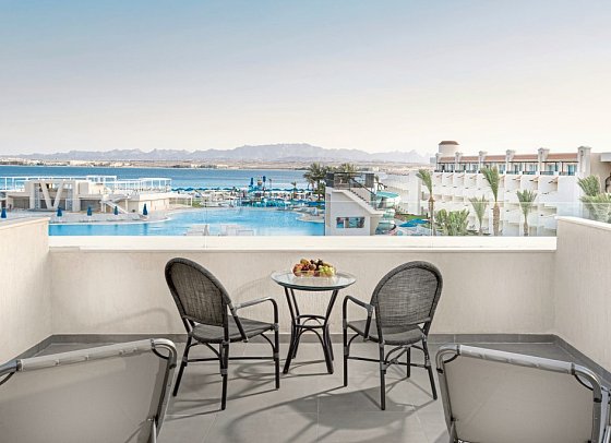 The V Luxury Resort Sahl Hasheesh - Beispiel Balkon Penthouse Suite Meerblick (Zimmercodierung WBM)