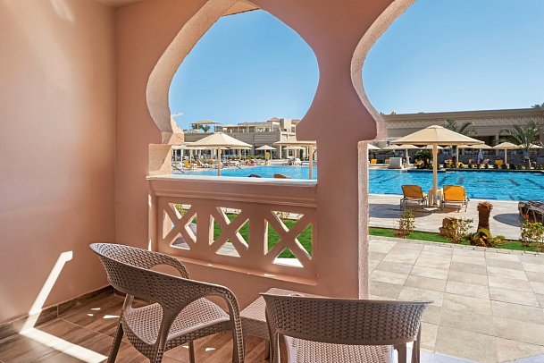 Pickalbatros Aqua Vista Resort powered by Playitas - Beispiel Terrasse Doppelzimmer Standard Poolblick (Zimmercodierungen DGP & DCP)