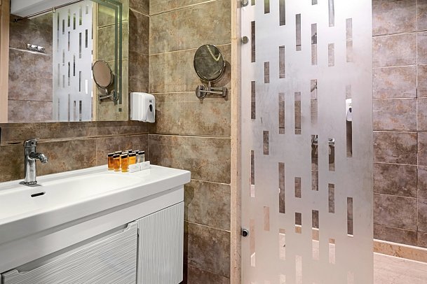 Pickalbatros Aqua Vista Resort powered by Playitas - Beispiel Bad Doppelzimmer Standard Poolblick (Zimmercodierungen DGP & DCP)