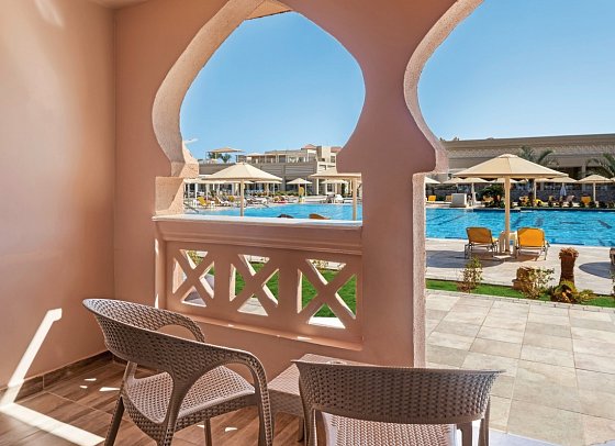 Pickalbatros Aqua Vista Resort powered by Playitas - Beispiel Terrasse Doppelzimmer Standard Poolblick (Zimmercodierungen DGP & DCP)