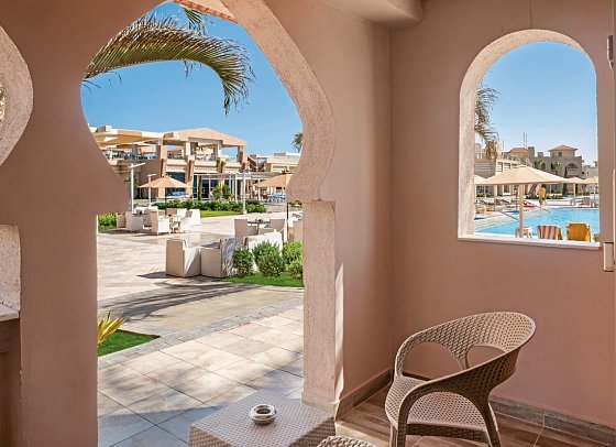 Pickalbatros Aqua Vista Resort powered by Playitas - Beispiel Terrasse Familienzimmer Poolblick (Zimmercodierung F1P)