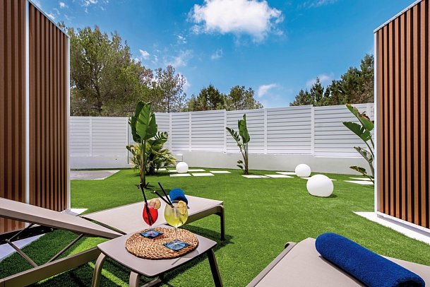 Vibra Cala Tarida - Beispiel Terrasse Doppelzimmer Superior (Zimmercodierung DS1)