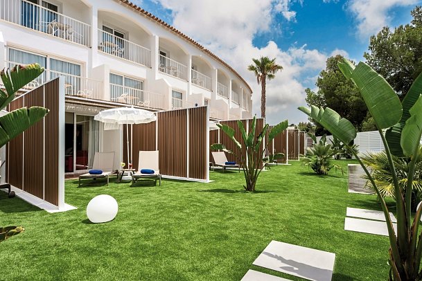 Vibra Cala Tarida - Beispiel Terrasse Doppelzimmer Superior (Zimmercodierung DS1)