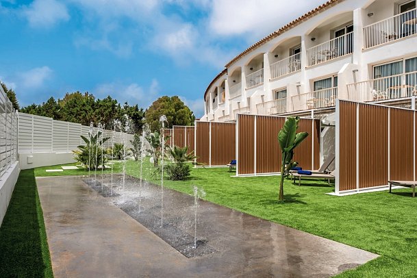 Vibra Cala Tarida - Beispiel Terrasse Doppelzimmer Superior (Zimmercodierung DS1)