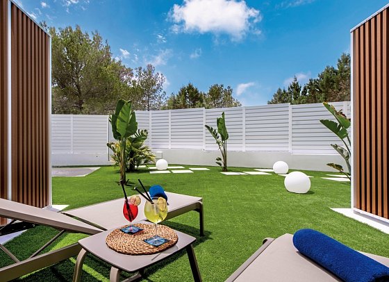 Vibra Cala Tarida - Beispiel Terrasse Doppelzimmer Superior (Zimmercodierung DS1)
