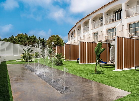 Vibra Cala Tarida - Beispiel Terrasse Doppelzimmer Superior (Zimmercodierung DS1)