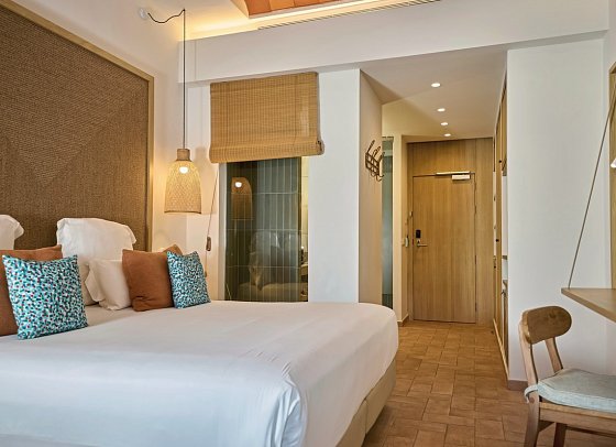 Cala San Miguel Ibiza Resort, Curio Collection by Hilton - Wohnbeispiel Doppelzimmer Club King-Size-Bett Poolblick (Zimmercodierung DBP)