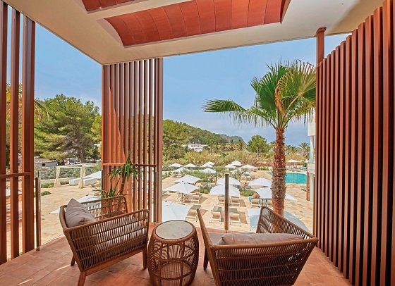 Cala San Miguel Ibiza Resort, Curio Collection by Hilton - Beispiel Balkon (Zimmercodierung DBP)