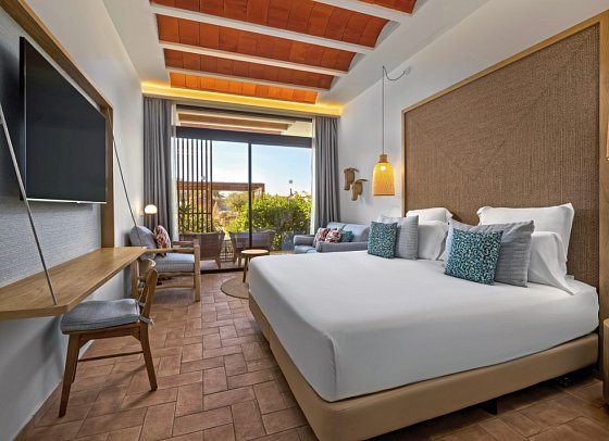 Cala San Miguel Ibiza Resort, Curio Collection by Hilton - Wohnbeispiel Doppelzimmer Club King-Size-Bett Meerblick (Zimmercodierung DBM)