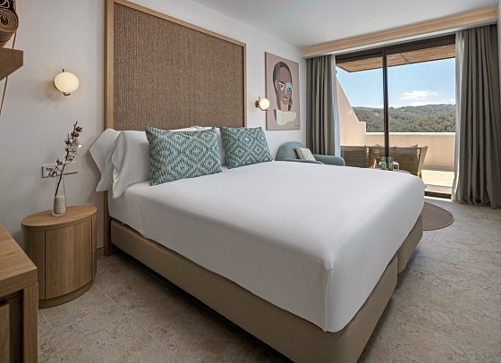 Cala San Miguel Ibiza Resort, Curio Collection by Hilton - Wohnbeispiel Doppelzimmer Superior King-Size-Bett (Zimmercodierung DS1)