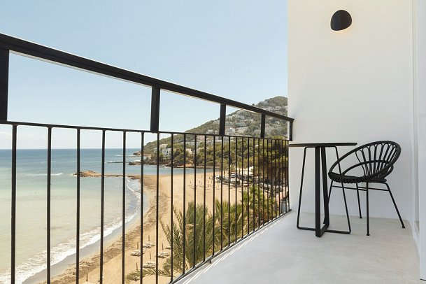 Riomar Ibiza, a Tribute Portfolio Hotel by Marriott - Wohnbeispiel Doppelzimmer Deluxe Meerblick (Zimmercodierung D1M)