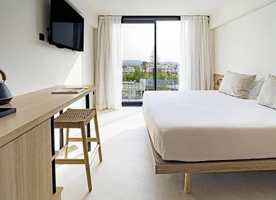 Bonito Ibiza by Ncalma - Wohnbeispiel Doppelzimmer Sunchaser Poolblick (Zimmercodierung DBP)