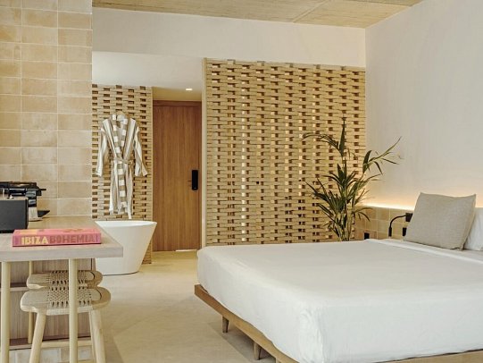 Bonito Ibiza by Ncalma - Wohnbeispiel Juniorsuite Nomad Poolblick (Zimmercodierung J1P)