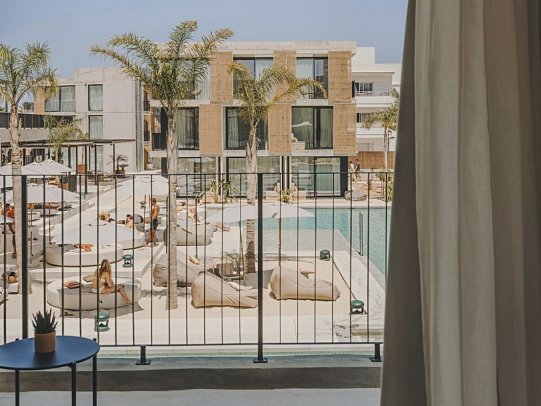 Bonito Ibiza by Ncalma - Wohnbeispiel Juniorsuite Nomad Poolblick (Zimmercodierung J1P)