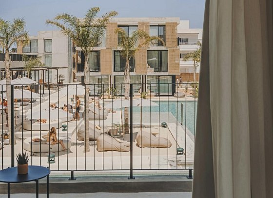 Bonito Ibiza by Ncalma - Wohnbeispiel Juniorsuite Nomad Poolblick (Zimmercodierung J1P)