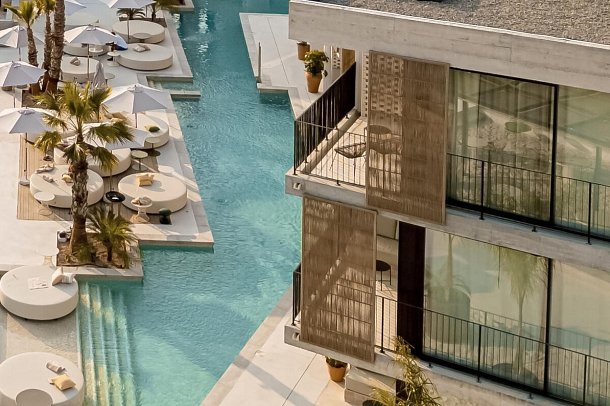 Bonito Ibiza by Ncalma - Wohnbeispiel Juniorsuite Nomad Corner Poolblick (Zimmercodierung J2P)