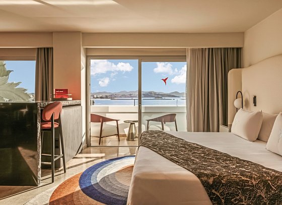 The Unexpected Ibiza Hotel - Wohnbeispiel Anything Can Happen Suite Bühnenblick seitl. Meerblick (Zimmercodierung W2N)