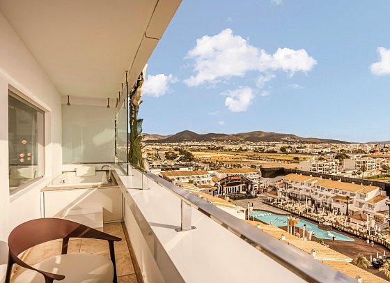 The Unexpected Ibiza Hotel - Wohnbeispiel Anything Can Happen Suite Bühnenblick seitl. Meerblick (Zimmercodierung W2N)