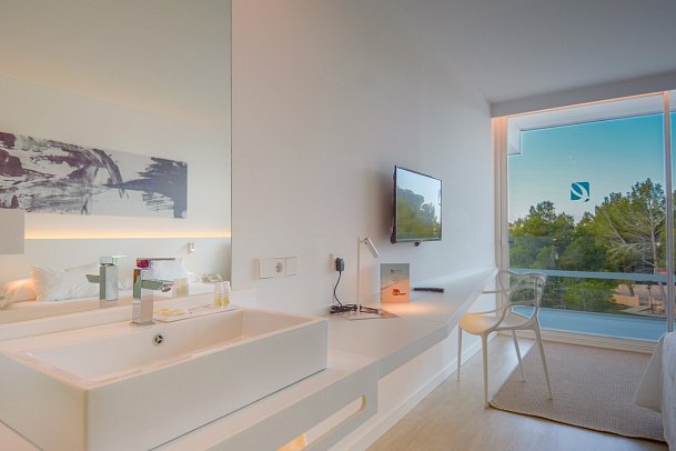 Els Pins Resort & Spa - Wohnbeispiel Doppelzimmer Deluxe Gartenblick (Zimmercodierung DDG)