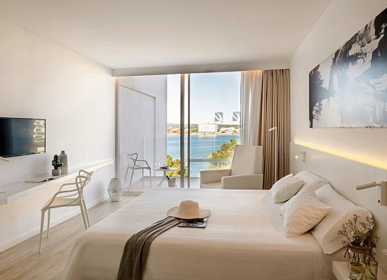 Els Pins Resort & Spa - Wohnbeispiel Doppelzimmer Deluxe seitl. Meerblick (Zimmercodierung DDN)