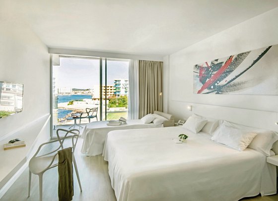 Els Pins Resort & Spa - Wohnbeispiel Doppelzimmer Deluxe seitl. Meerblick (Zimmercodierung DDN)