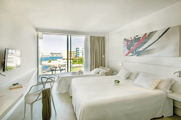 Els Pins Resort & Spa - Wohnbeispiel Doppelzimmer Deluxe seitl. Meerblick (Zimmercodierung DDN)