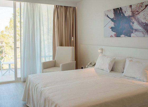 Els Pins Resort & Spa - Wohnbeispiel Doppelzimmer Deluxe Gartenblick (Zimmercodierung DDG)