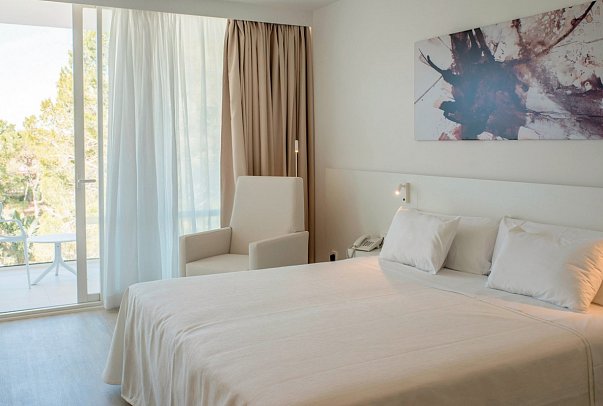 Els Pins Resort & Spa - Wohnbeispiel Doppelzimmer Deluxe Gartenblick (Zimmercodierung DDG)