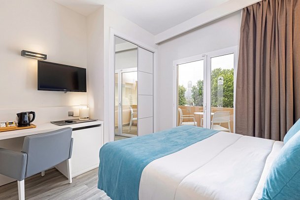 Invisa Es Pla - Wohnbeispiel Doppelzimmer Premium Superior Poolblick (Zimmercodierung DMP)