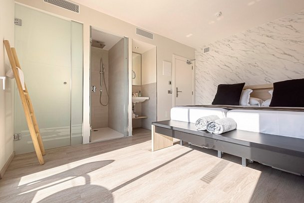 Invisa Es Pla - Wohnbeispiel Doppelzimmer Iconic Poolblick (Zimmercodierung DBP)