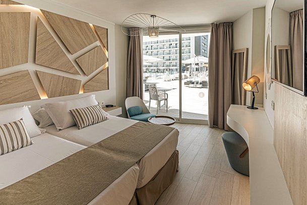 The Ibiza Twiins - Wohnbeispiel Doppelzimmer Elevate Upper Level seitl. Meerblick (Zimmercodierung DRN)