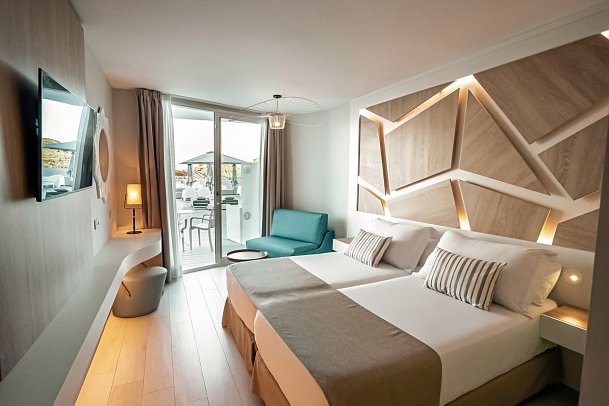 The Ibiza Twiins - Wohnbeispiel Doppelzimmer Embrace Solarium seitl. Meerblick (Zimmercodierung D6N)