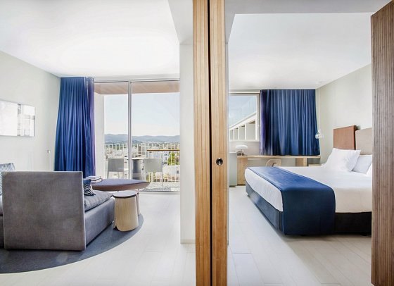 Ocean Drive Talamanca - Wohnbeispiel Juniorsuite seitl. Meerblick (mit separatem Schlafzimmer) (Zimmercodierung WBN)