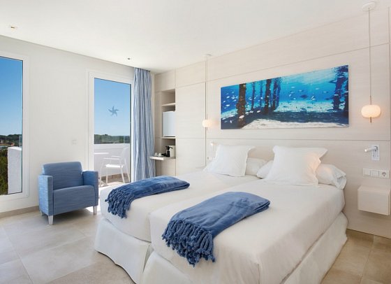 Iberostar Selection Santa Eulalia Ibiza - Wohnbeispiel Doppelzimmer Star Prestige seitl. Meerblick (Zimmercodierungen DO3 & DO4)