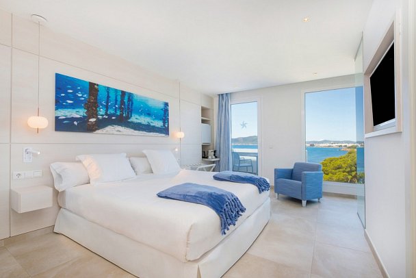 Iberostar Selection Santa Eulalia Ibiza - Wohnbeispiel Doppelzimmer Star Prestige seitl. Meerblick (Zimmercodierungen DO3 & DO4)