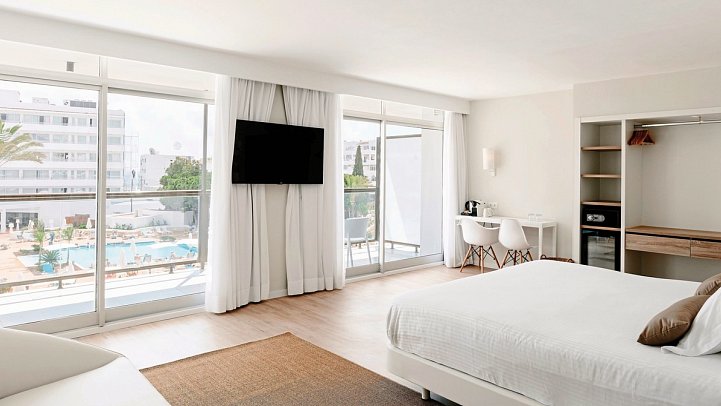 AluaSoul Ibiza - Wohnbeispiel Juniorsuite Poolblick (Zimmercodierung JBP)