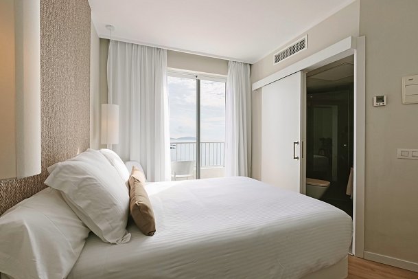 AluaSoul Ibiza - Wohnbeispiel Doppelzimmer frontaler Meerblick (Zimmercodierung DBM)