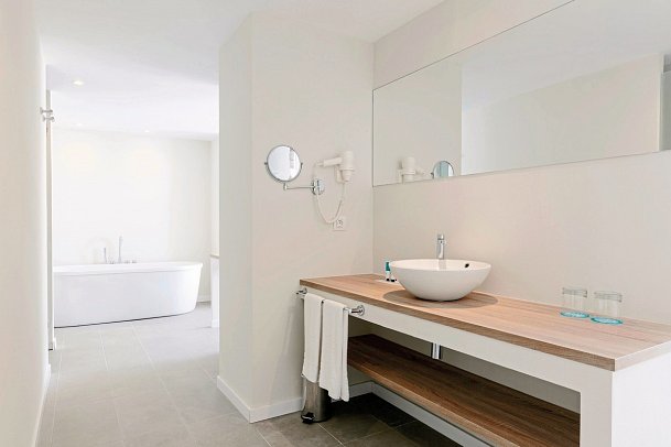 AluaSoul Ibiza - Wohnbeispiel Juniorsuite frontaler Meerblick (Zimmercodierung JBM)