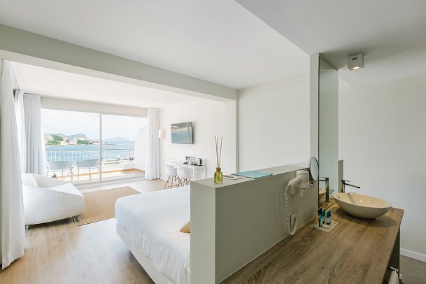 AluaSoul Ibiza - Wohnbeispiel Juniorsuite frontaler Meerblick (Zimmercodierung JBM)
