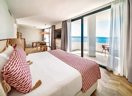 TRS Ibiza Hotel - Wohnbeispiel Doppelzimmer Deluxe frontaler Meerblick (Zimmercodierungen DD2 & DD5)