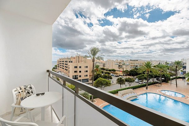 Vibra Mare Nostrum - Beispiel Balkon Doppelzimmer Poolblick (Zimmercodierung DBP)