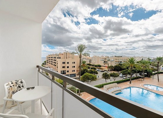 Vibra Mare Nostrum - Beispiel Balkon Doppelzimmer Poolblick (Zimmercodierung DBP)