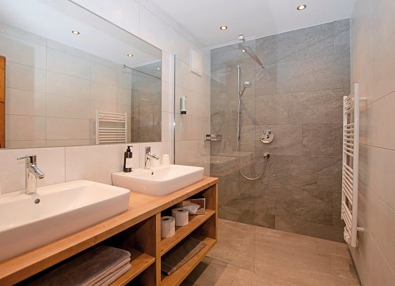 Ferienclub Bellevue am Walchsee - Beispiel Bad Familiensuite 3-Raum Seeseite (Zimmercodierungen WI1 & WI2)