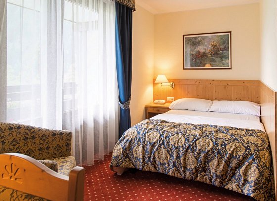 Alpenhof - Wohnbeispiel Doppelzimmer Queensize (Zimmercodierung DB1)