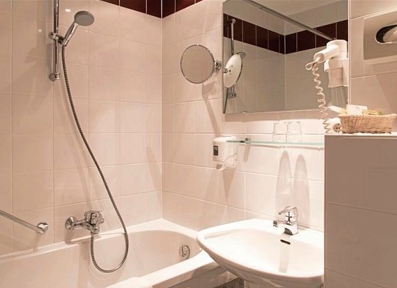 Alpenhof - Beispiel Bad Doppelzimmer (Zimmercodierungen DP1 & DB1)
