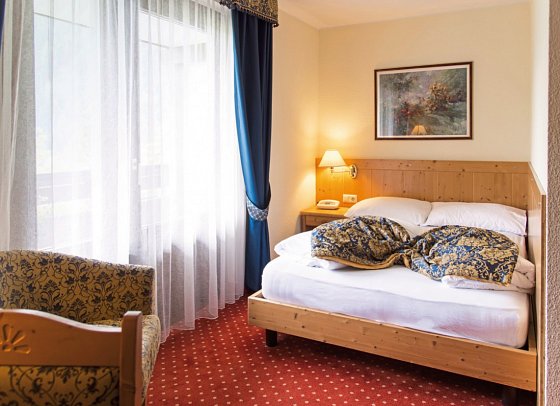 Alpenhof - Wohnbeispiel Doppelzimmer Queensize (Zimmercodierung DB1)