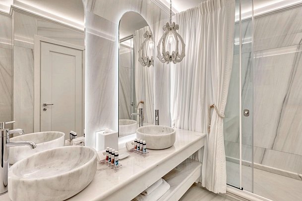 Saint John Hotel Villas & Spa - Badbeispiel Doppelzimmer Premium Aegean Gartenblick (Zimmercodierung DMG)