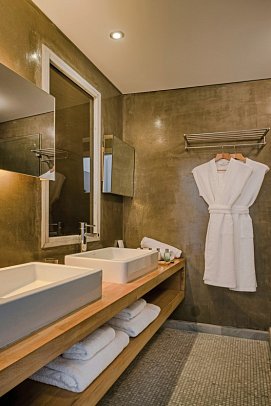 Grace Mykonos - Badbeispiel Doppelzimmer Deluxe Meerblick (Zimmercodierung DDM)