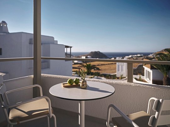 NUMO Mykonos Boutique Resort - Wohnbeispiel Doppelzimmer Evergreen Retreat mit Meerblick (Zimmercodierung DSM)